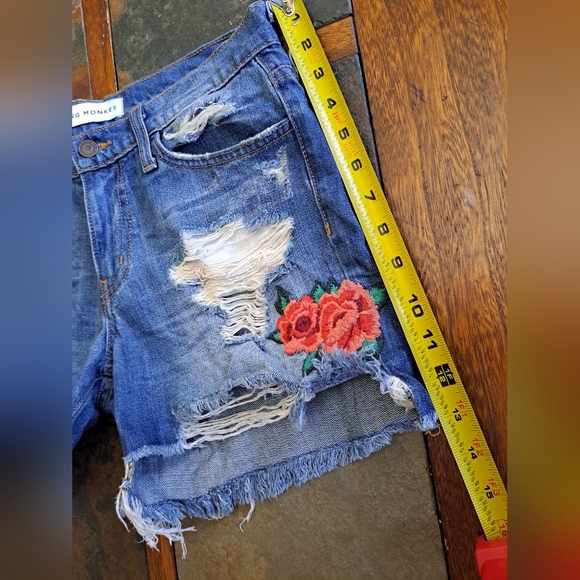 Flying Monkey embroidered rose shorts -- size 27 - Picture 2 of 7